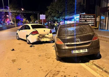 Kontrolden çıkan otomobil park halindeki araca çarptı, sürücü kaçtı