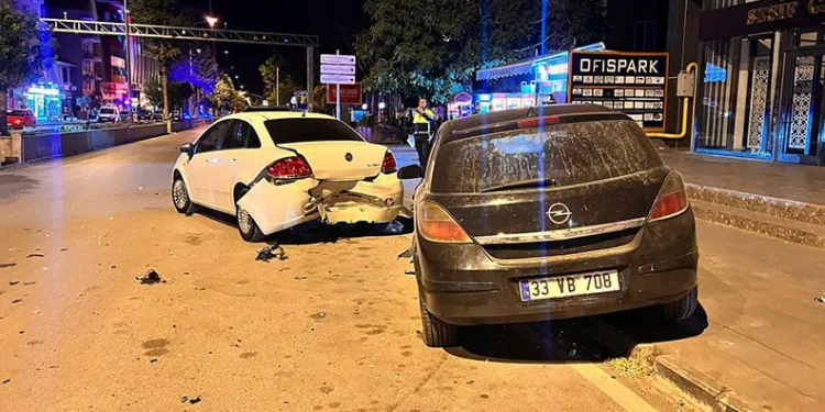 Kontrolden çıkan otomobil park halindeki araca çarptı, sürücü kaçtı