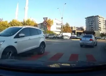 Bursa’da otomobil ters yönde ilerledi