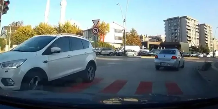 Bursa’da otomobil ters yönde ilerledi