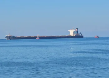 Zonguldak’ta yük gemisi karaya oturdu