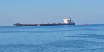 Zonguldak’ta yük gemisi karaya oturdu