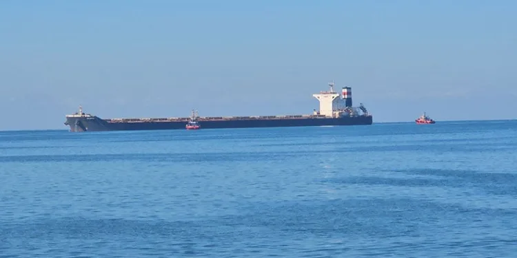 Zonguldak’ta yük gemisi karaya oturdu