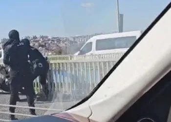 Haliç Köprüsü’nde intihar girişimini engelledi