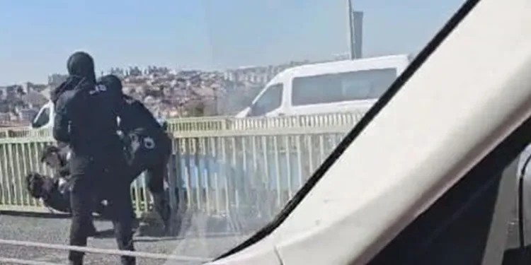 Haliç Köprüsü’nde intihar girişimini engelledi