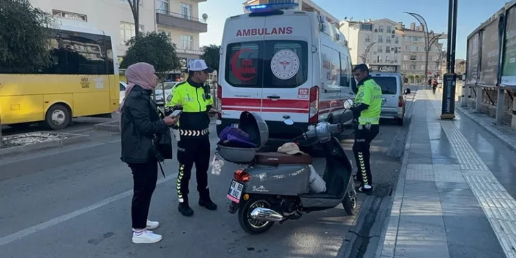Otomobil motosiklete çarpıp kaçtı: 2 yaralı