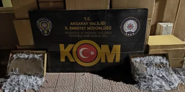 Kamyonun kasasından 500 bin adet kaçak sigara çıktı