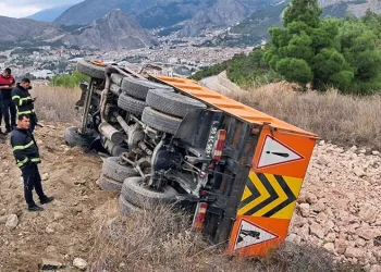 Amasya’da taş yüklü kamyon şarampole devrildi: 1 yaralı