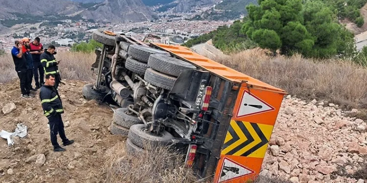 Amasya’da taş yüklü kamyon şarampole devrildi: 1 yaralı