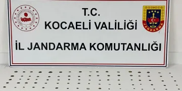 Durdurulan araçta tarihi eser niteliğinde sikke ve objeler bulundu