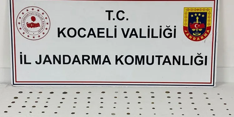 Durdurulan araçta tarihi eser niteliğinde sikke ve objeler bulundu