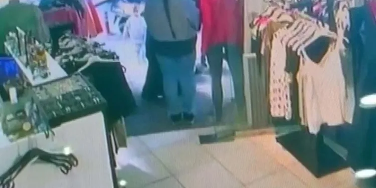 3 yaşındaki çocuğa hırsızlık yaptırdılar!