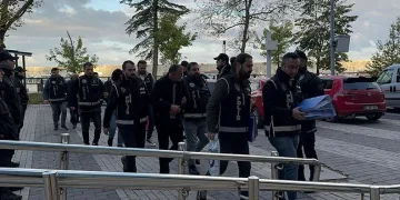 Aklen malul kişileri dolandırıp kartlarını kullanıp kredi çektirmişler