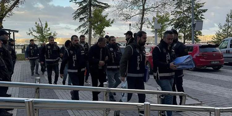 Aklen malul kişileri dolandırıp kartlarını kullanıp kredi çektirmişler