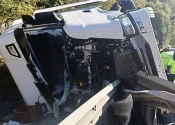 Bursa’da kontrolden çıkan TIR devrildi, sürücü yaralandı