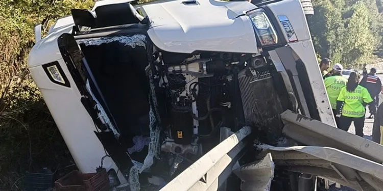 Bursa’da kontrolden çıkan TIR devrildi, sürücü yaralandı