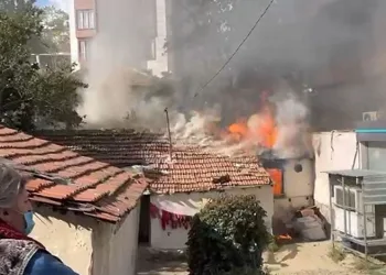 Çakmakla oynayan küçük çocuk evi yaktı