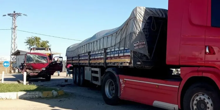 Tekirdağ’da panelvan tıra çarptı: 12 yaralı