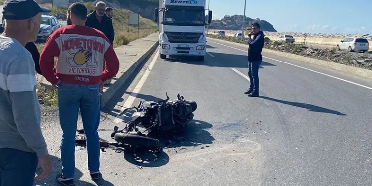 Motosiklet sürücüsü dönüş yapmak isterken TIR çarptı