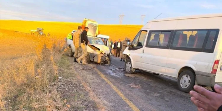 Horasan’da öğrenci servisi ile kamyonet çarpıştı: 8 yaralı