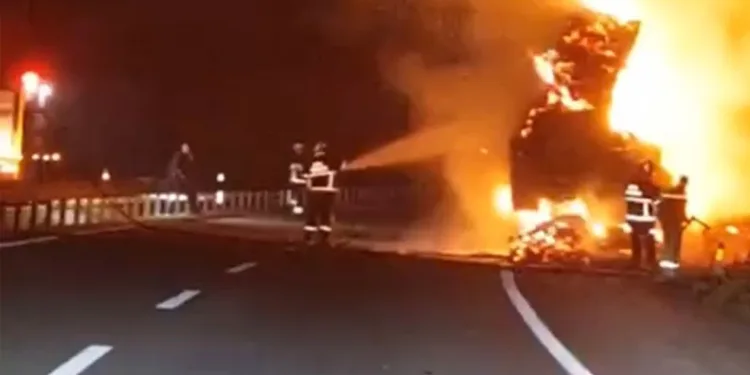 Çanakkale’de saman yüklü tır yandı