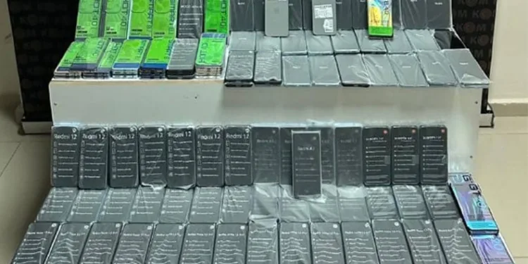 Erciş’te kaçak cep telefonu ele geçirildi