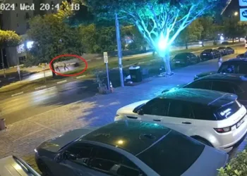 Motosikletin çarptığı çocuk metrelerce sürüklendi