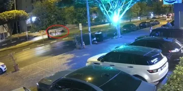 Motosikletin çarptığı çocuk metrelerce sürüklendi