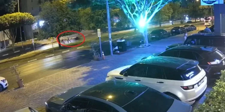 Motosikletin çarptığı çocuk metrelerce sürüklendi