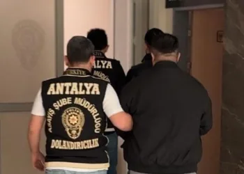 Antalya’da kendilerini polis olarak tanıtan dolandırıcılar suçüstü yakalandı
