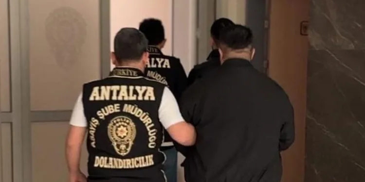 Antalya’da kendilerini polis olarak tanıtan dolandırıcılar suçüstü yakalandı