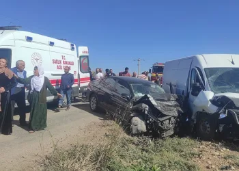 Mardin’de minibüs ile otomobil çarpıştı: 1 yaralı