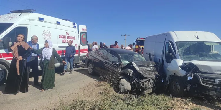 Mardin’de minibüs ile otomobil çarpıştı: 1 yaralı