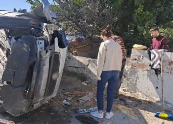 Kontrolden çıkan araç yan yattı