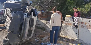 Kontrolden çıkan araç yan yattı