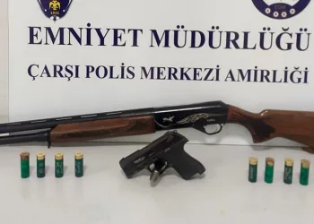 Sarp arazide devam eden orman yangınında alevlerle mücadele sürüyor
