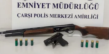 Sarp arazide devam eden orman yangınında alevlerle mücadele sürüyor