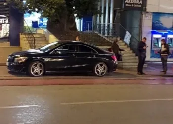 Bursa’da tramvay yoluna park eden sürücü seferleri aksattı