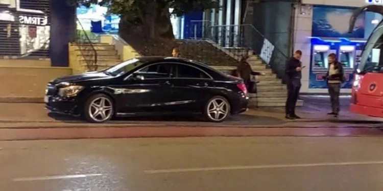 Bursa’da tramvay yoluna park eden sürücü seferleri aksattı