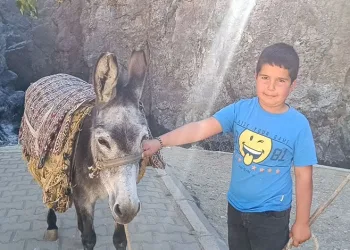 9 yaşında ekmeğinin peşinde