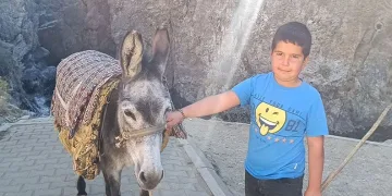 9 yaşında ekmeğinin peşinde