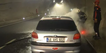 Kahramanmaraş’ta seyir halindeki otomobil yandı