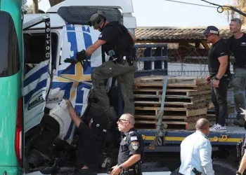 İsrail’de kamyon, otobüs durağına daldı: 6’sı ağır 35 yaralı