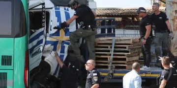İsrail’de kamyon, otobüs durağına daldı: 6’sı ağır 35 yaralı