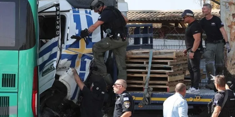 İsrail’de kamyon, otobüs durağına daldı: 6’sı ağır 35 yaralı