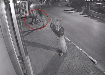 Takıntılı komşu genç kızı sokak ortasında bıçakladı
