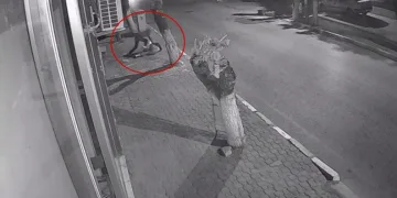 Takıntılı komşu genç kızı sokak ortasında bıçakladı