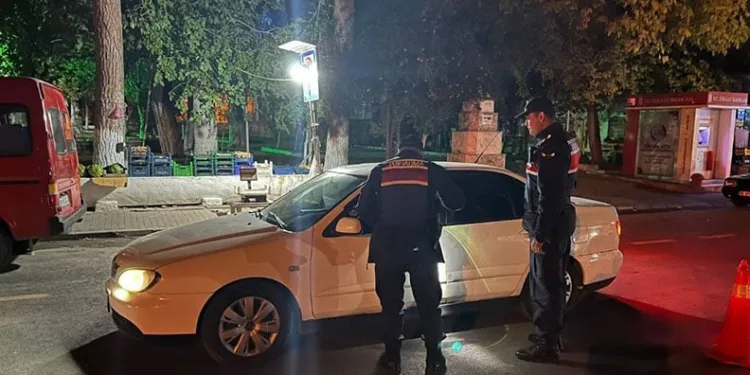 Manavgat’ta kamyonet ile otomobil çarpıştı: 2 yaralı
