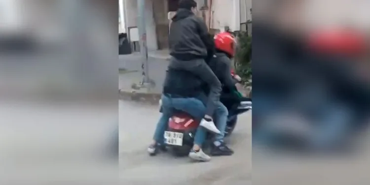 Motosiklete sığmak için sürücünün omzuna çıkmıştı: Ceza kesildi