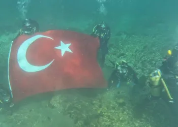 Su altında Türk bayrağı açtılar